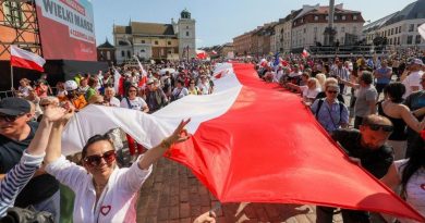 Thousands protest against govt in Warsaw